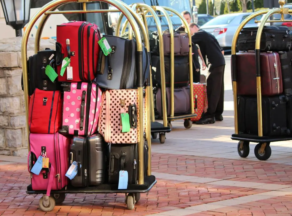 luggage storage in hotels for free in italy