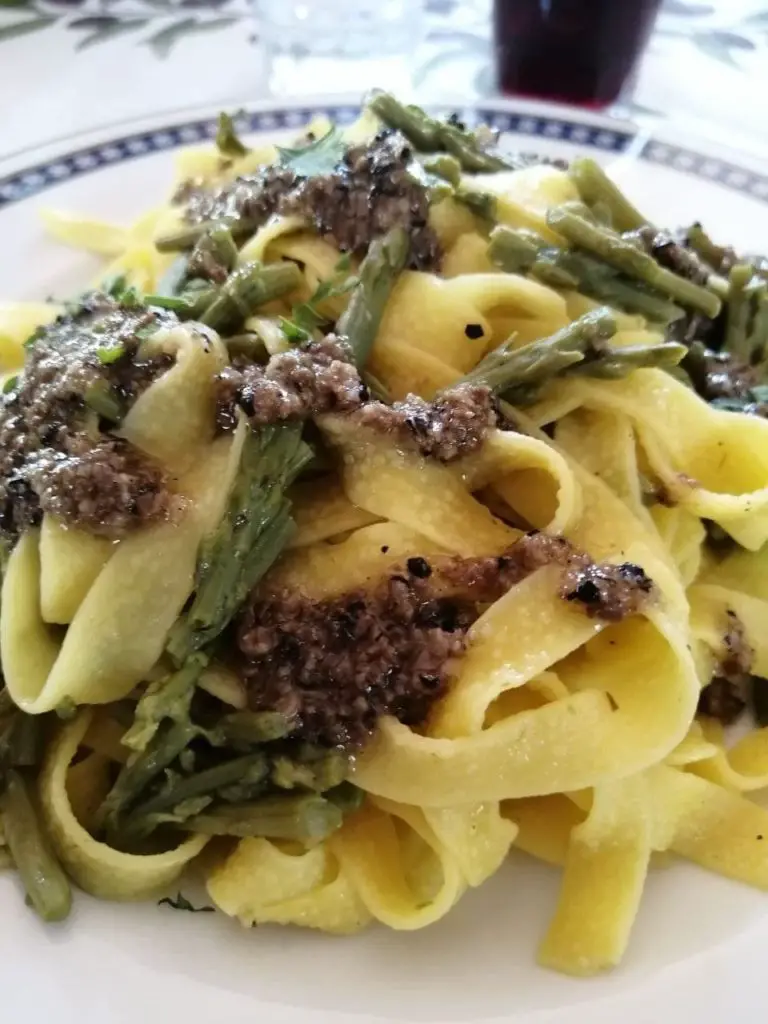 best traditional food in umbria: fettuccine with truffle and asparagus