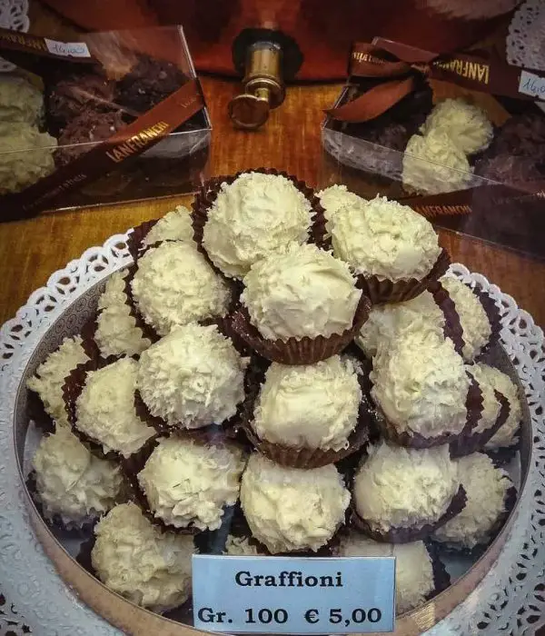 What to eat in Cremona: Graffioni sweets