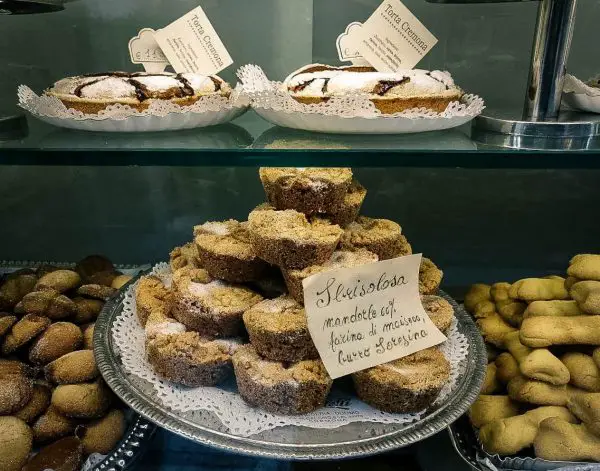 What to eat in Cremona: Sbrisolosa cake