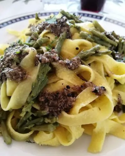 best traditional food in umbria: fettuccine with truffle and asparagus
